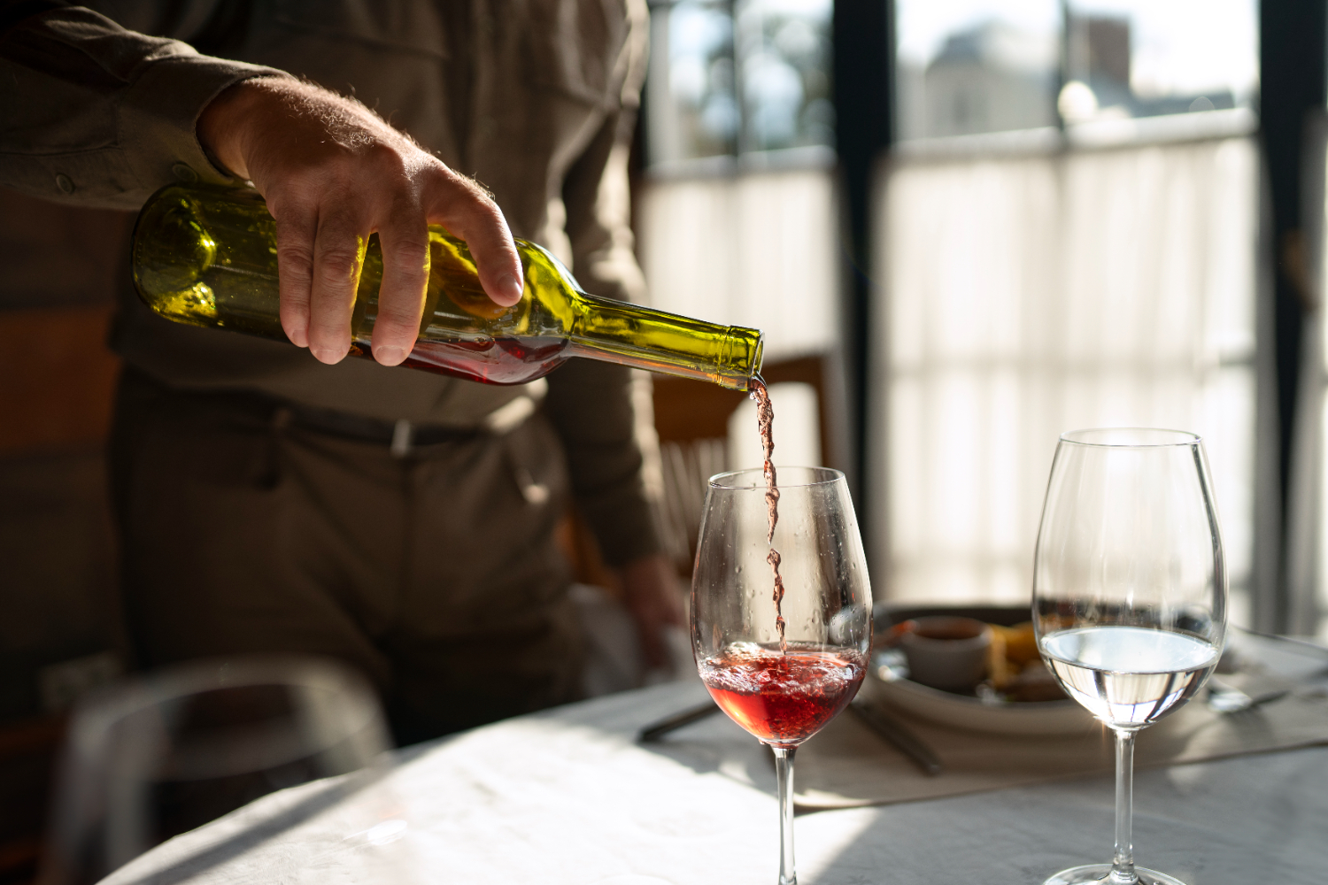 Dégustation de vin rouge lors d'une visite viticole